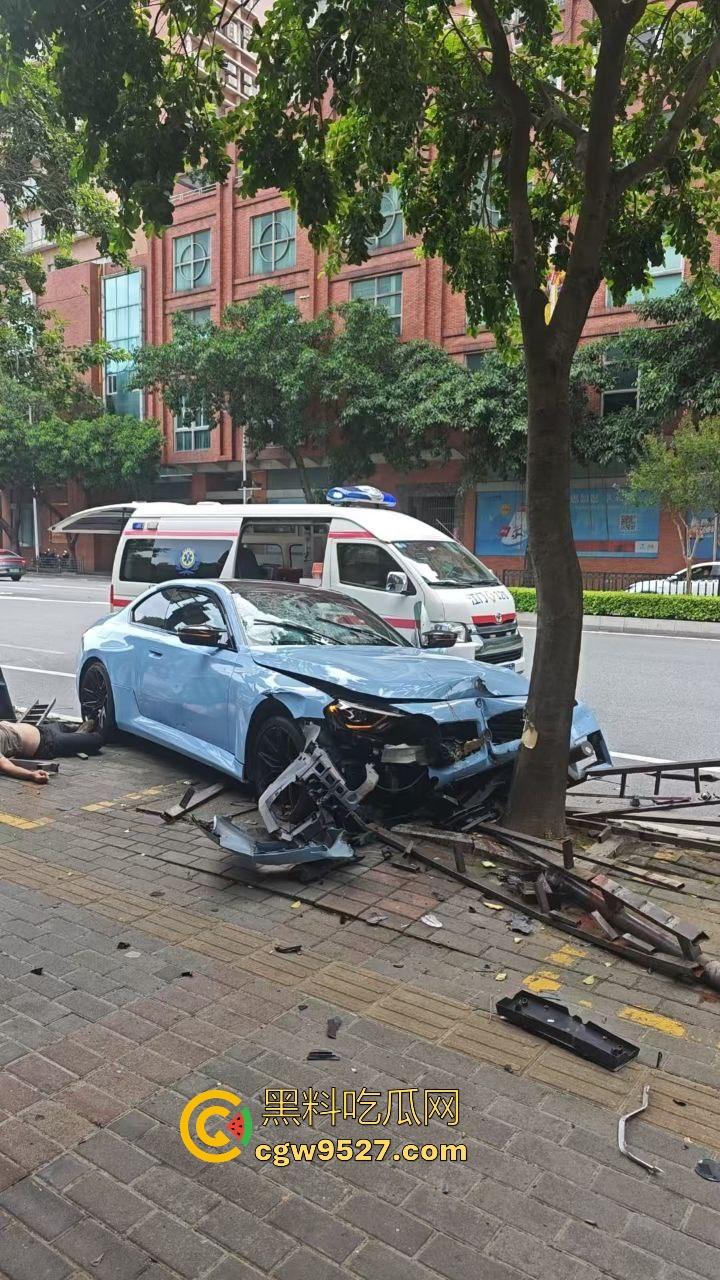 广东江门跑车与摩托车之间的故事，狂踩油门，拉爆排气管，结果装逼失败，开慢一点总归没错的，安全第一！-10