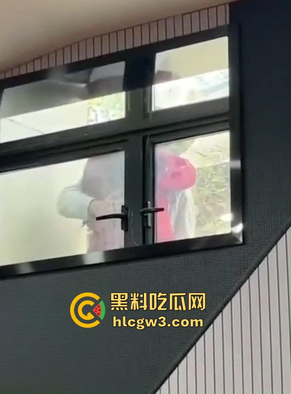 青岛海洋大学的骚情侣课堂窗外直接开搞 窗边扣逼声啪啪响 老师讲课被迫加背景音 海洋大学不愧是浪之巅！-6