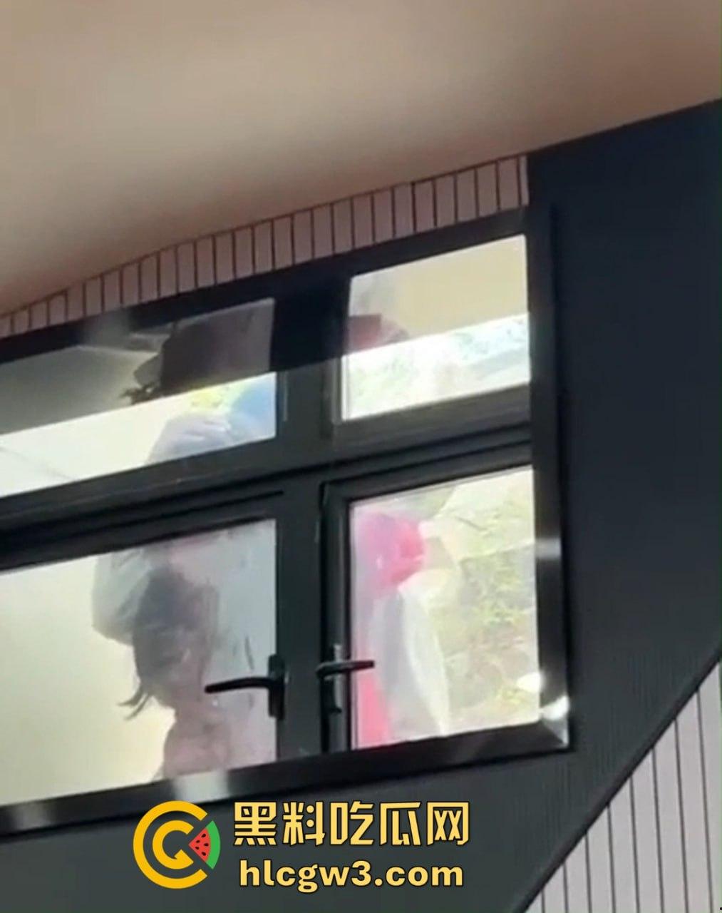 青岛海洋大学的骚情侣课堂窗外直接开搞 窗边扣逼声啪啪响 老师讲课被迫加背景音 海洋大学不愧是浪之巅！-9