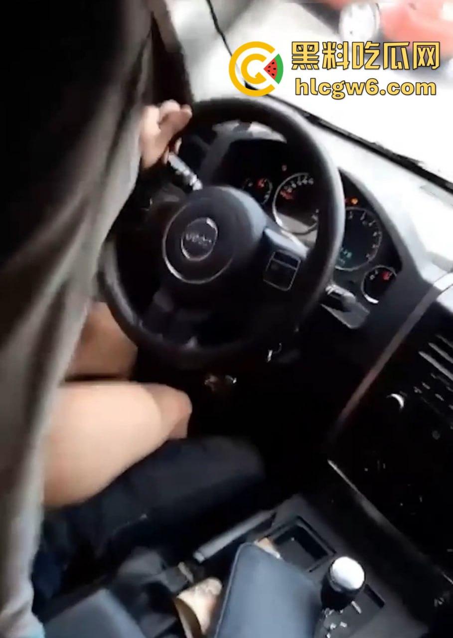 广西南宁闹市街头上演车震狂欢 屁股暴露还敢女上位 骑得像浪头拍岸 爷们一边开车一边猛操 高手在民间！-9
