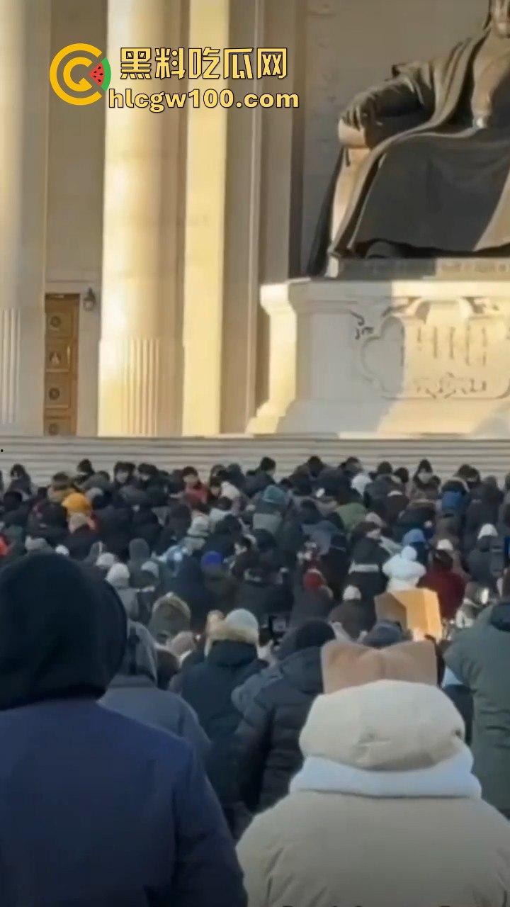 蒙古首都乌兰巴托市中心发生大规模示威游行，原来邻国也不是想象中的那么太平嘛-7