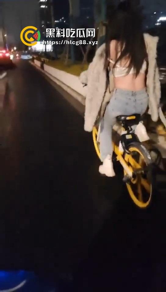 16迈雅迪追不上醉酒的燕子，运动内衣骑单车奶子乱甩，电车狼精神硬得值个赞！-7